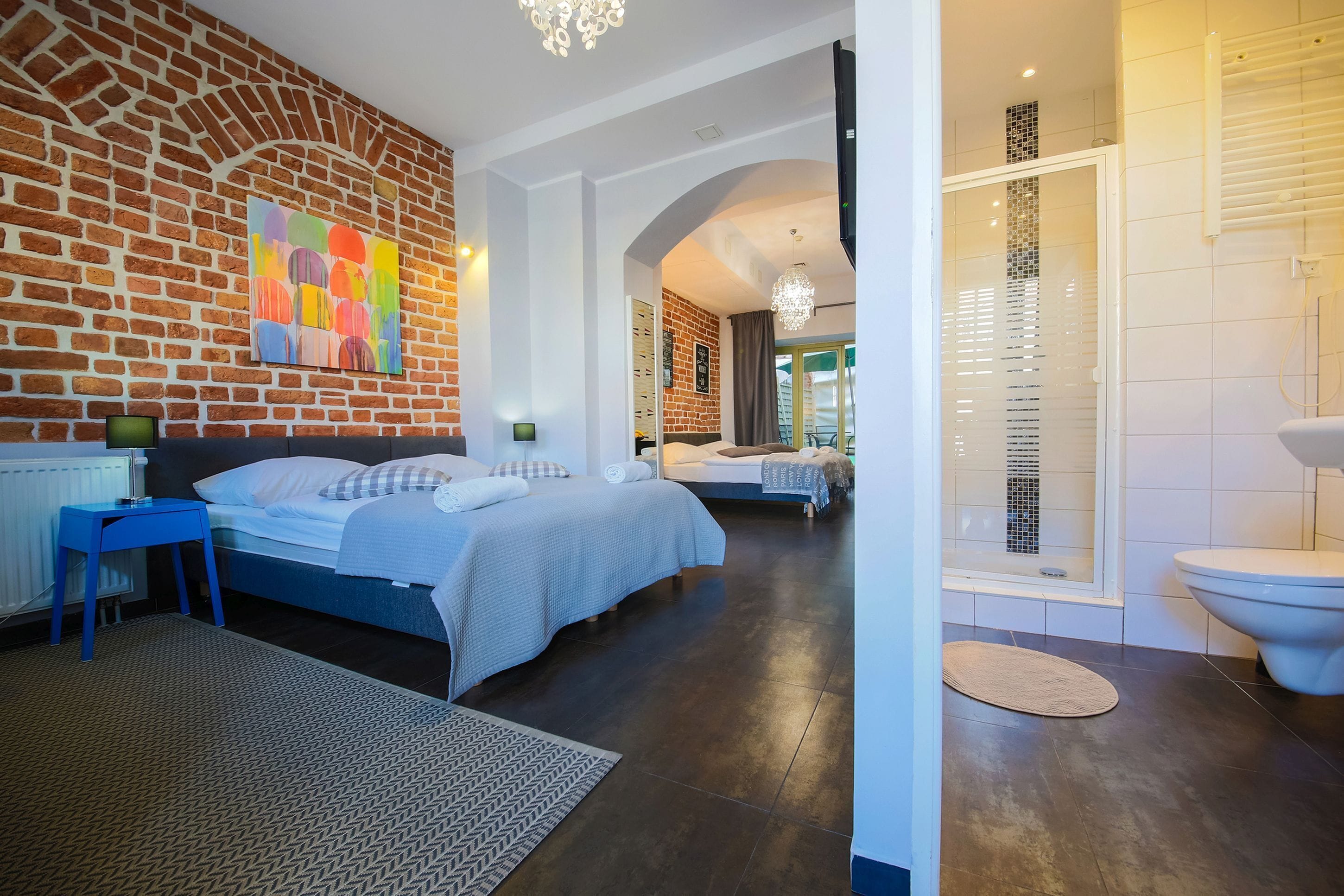 Chambre Standard, salle de bains privée (4 persons) | Coin séjour | Télévision de 36 pouces avec chaînes par satellite