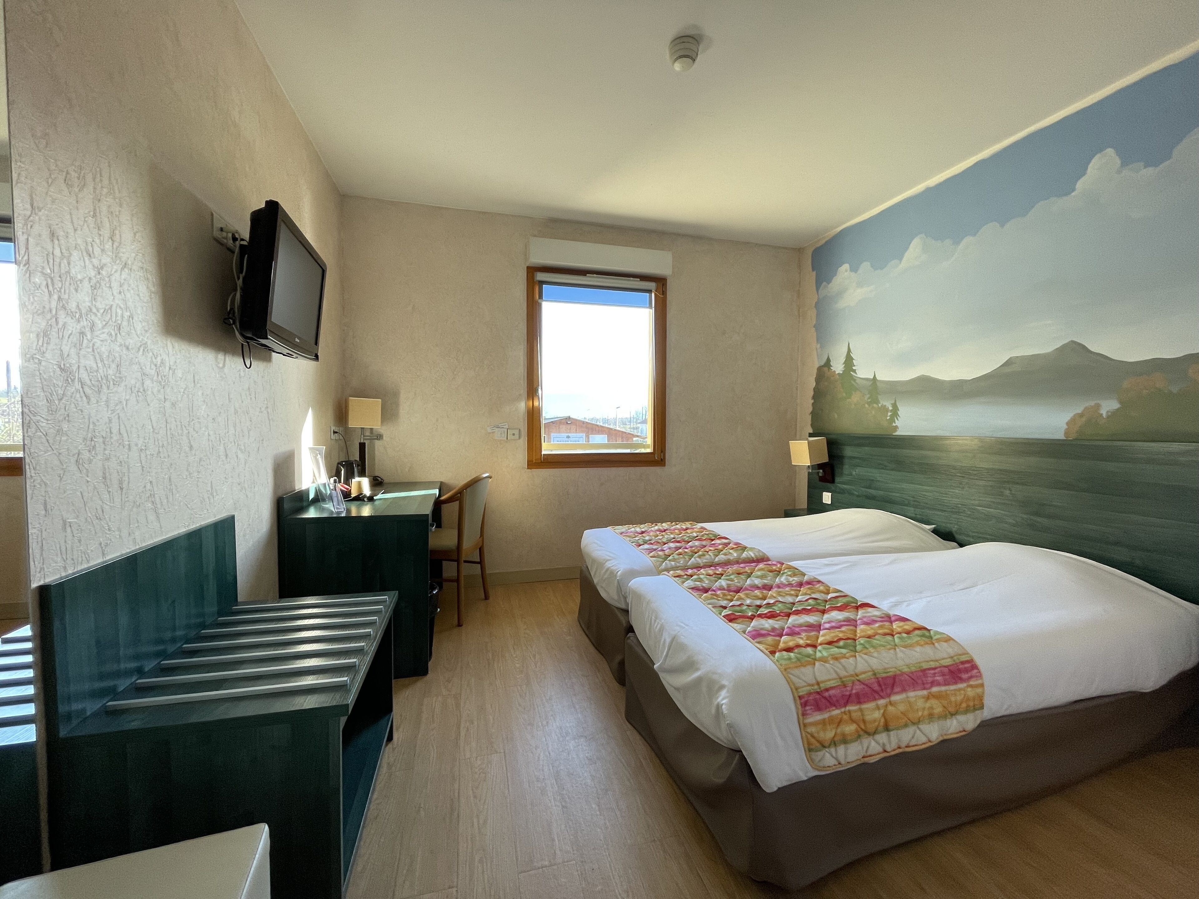 Desk, soundproofing, free WiFi, bed sheets