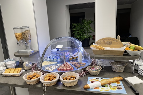 Petit déjeuner buffet (12 EUR par personne)