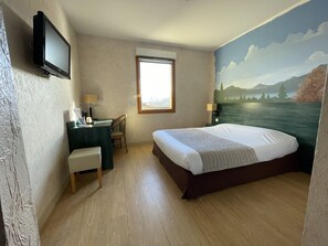 Desk, soundproofing, free WiFi, bed sheets