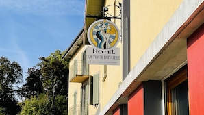 Un letrero de hotel con un logotipo y el nombre 'HOTEL LA TOUR D'IVOIRE'.
