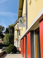 Un letrero de hotel con un logotipo y el nombre 'HOTEL LA TOUR D'IVOIRE'.