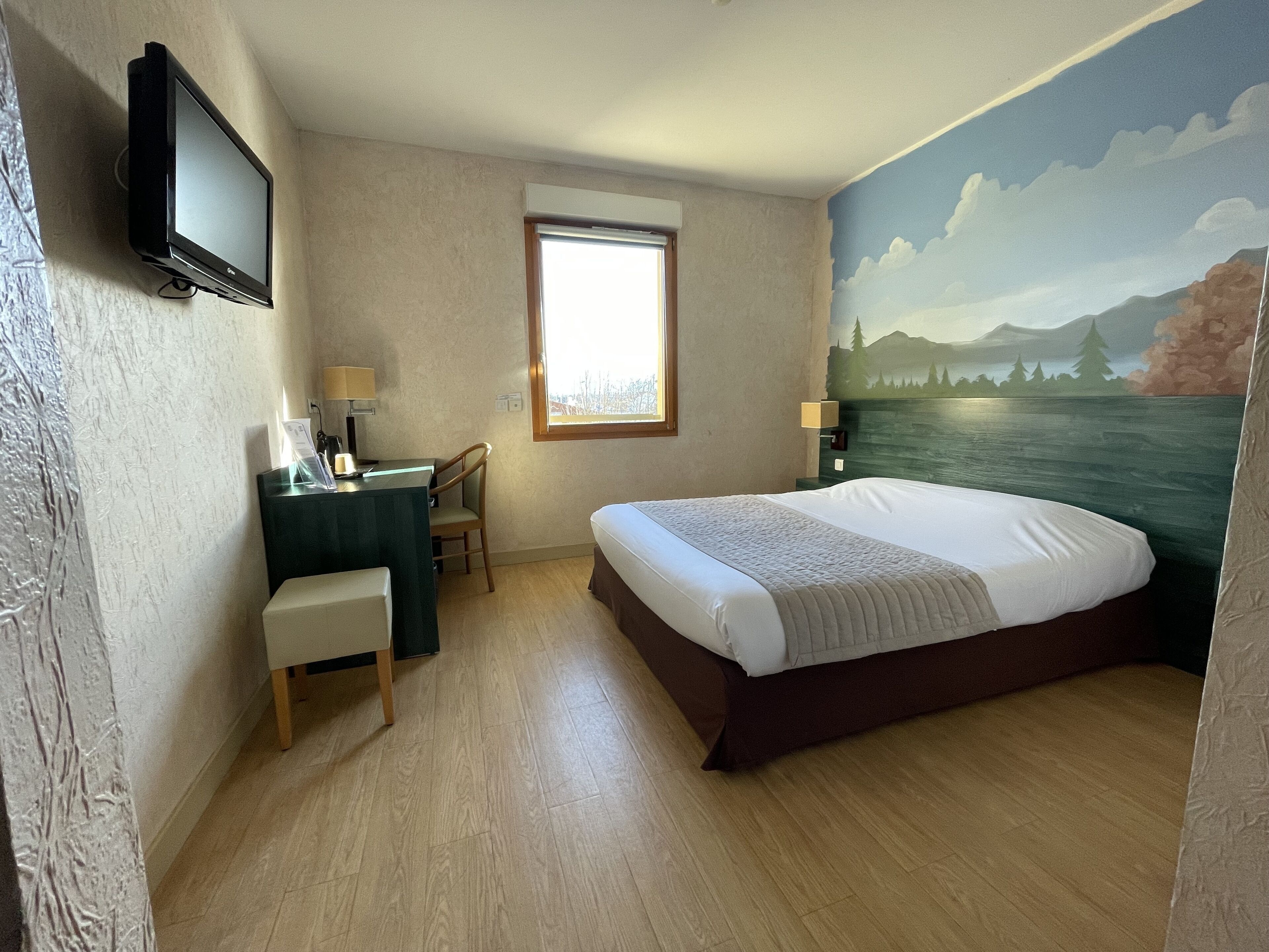 Desk, soundproofing, free WiFi, bed sheets