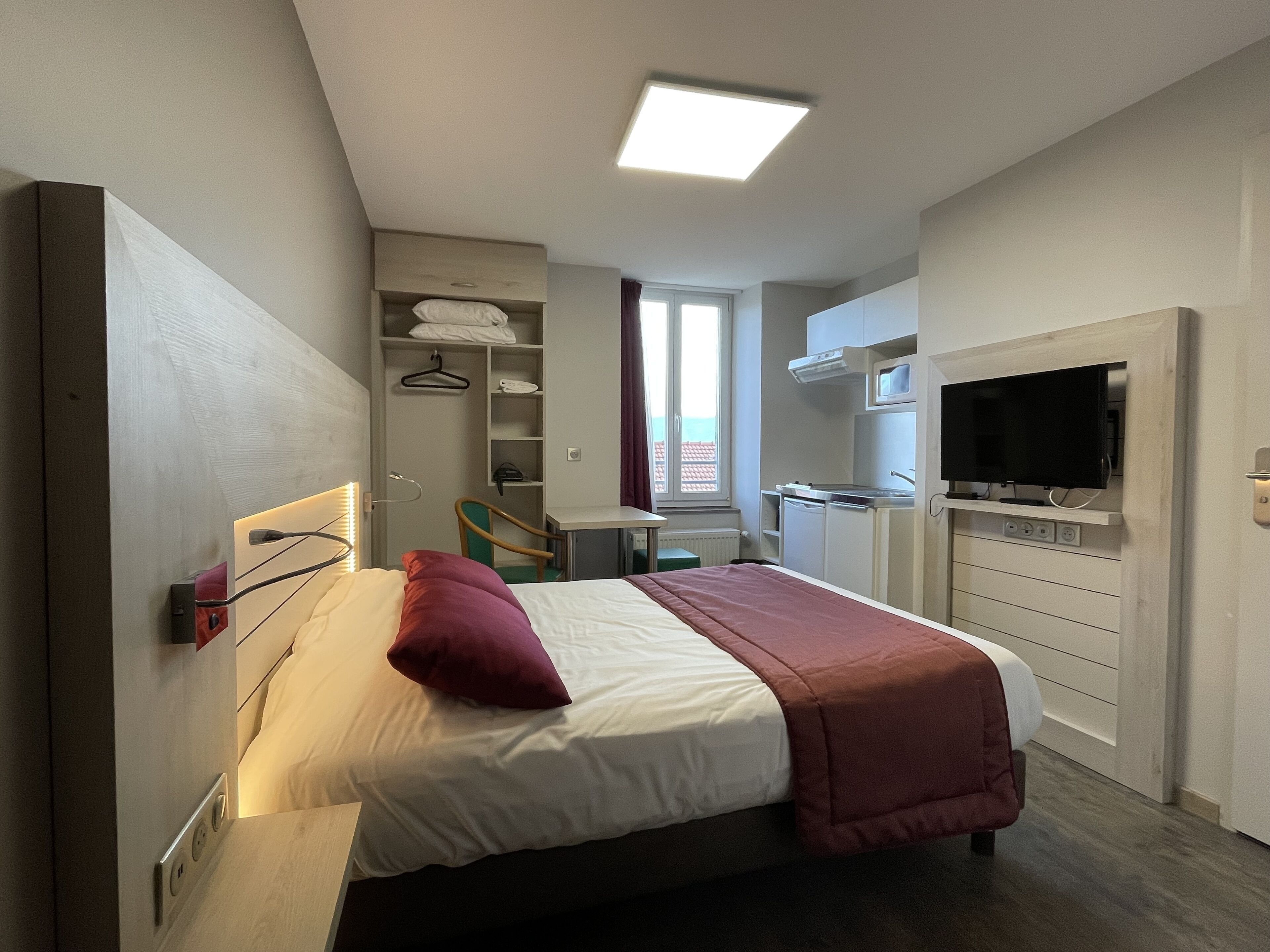 Desk, soundproofing, free WiFi, bed sheets