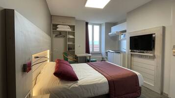 Superior Studio, 2 Twin Beds, Refrigerator & Microwave | Desk, soundproofing, free WiFi, bed sheets