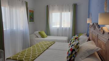 Quarto triplo | Camas com colchões pillow-top, frigobar, cofres nos quartos