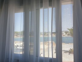 Colchones con pillow-top, minibar y caja de seguridad en la habitación 