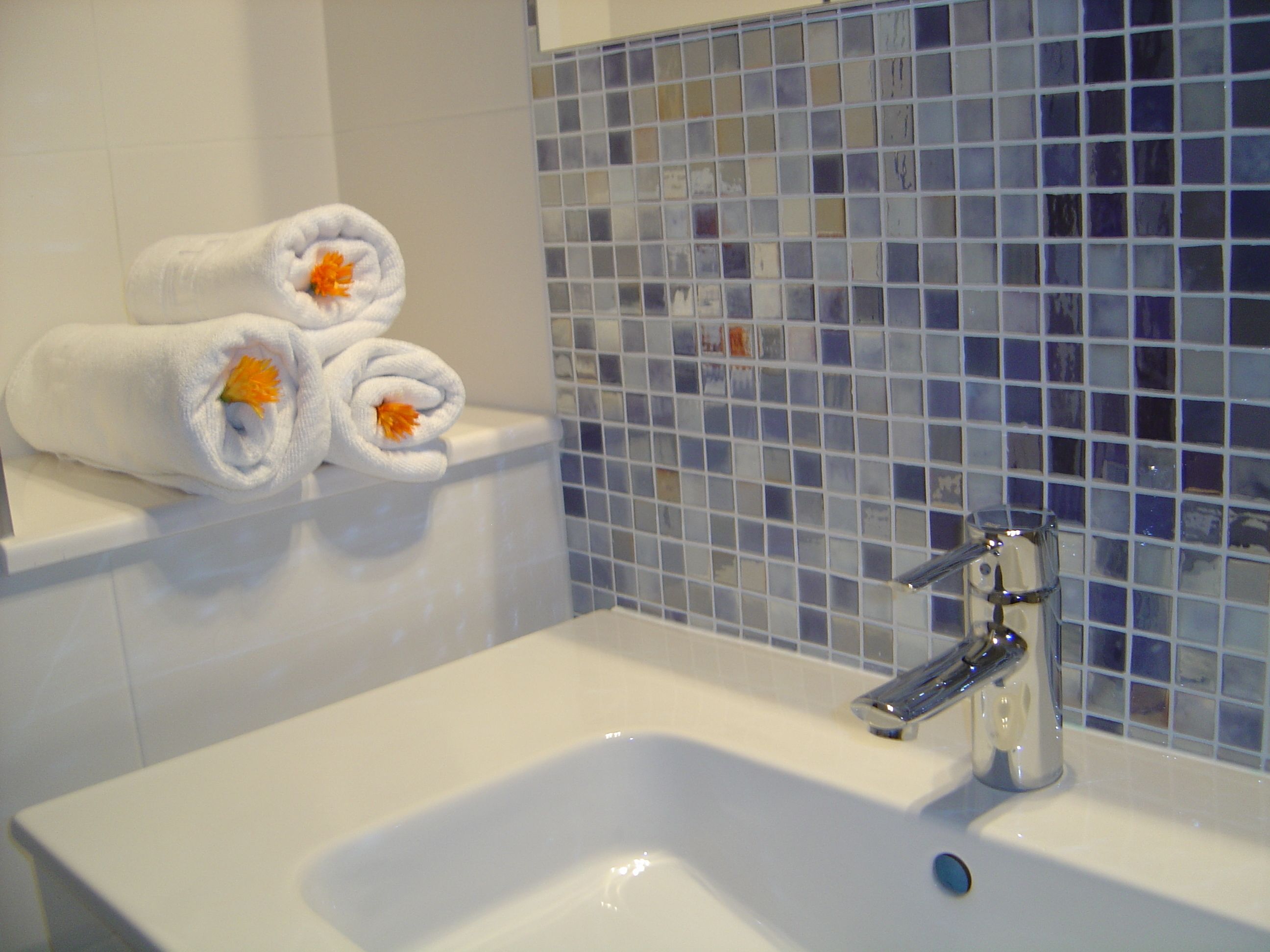 standard double room | bathroom sink