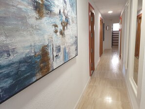 32-inch flat-screen TV with cable channels, TV, books - Hotel Boutique Las Arenas (Santa Eulalia del Rio)