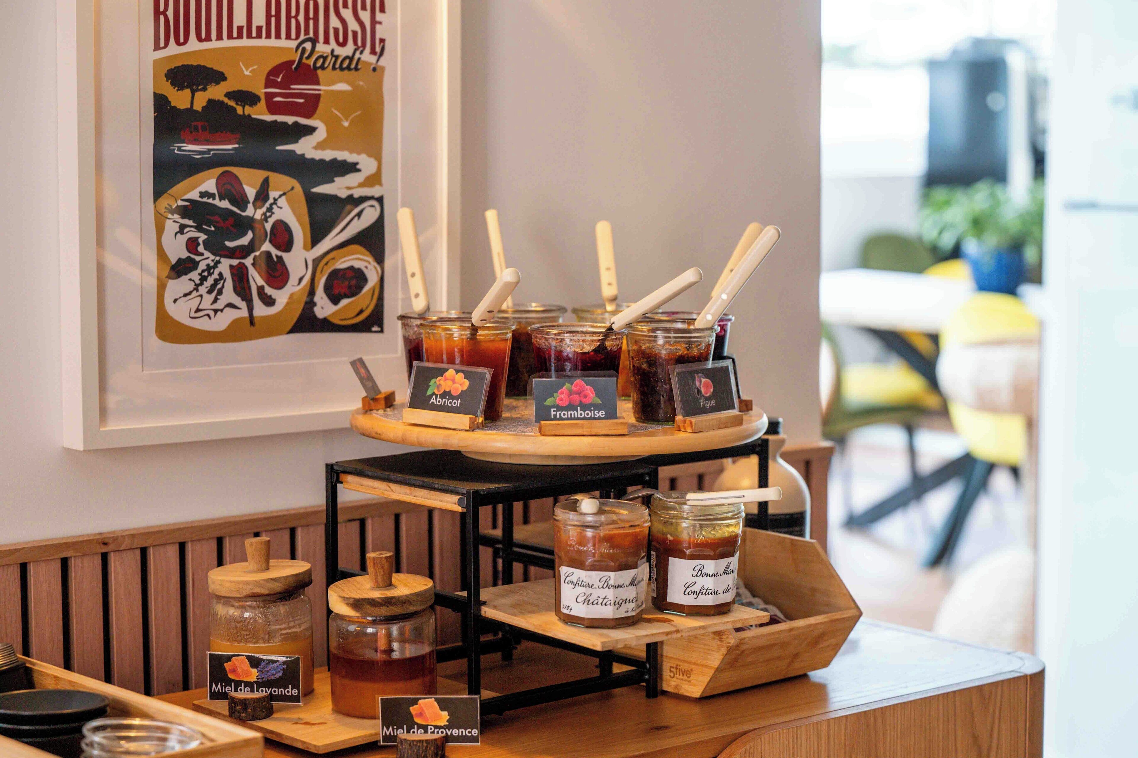 A food display with jars labeled 'Miel de Provence' and 'Châtaignes'.