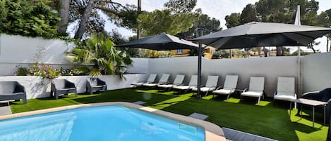 Seasonal outdoor pool, pool umbrellas, sun loungers