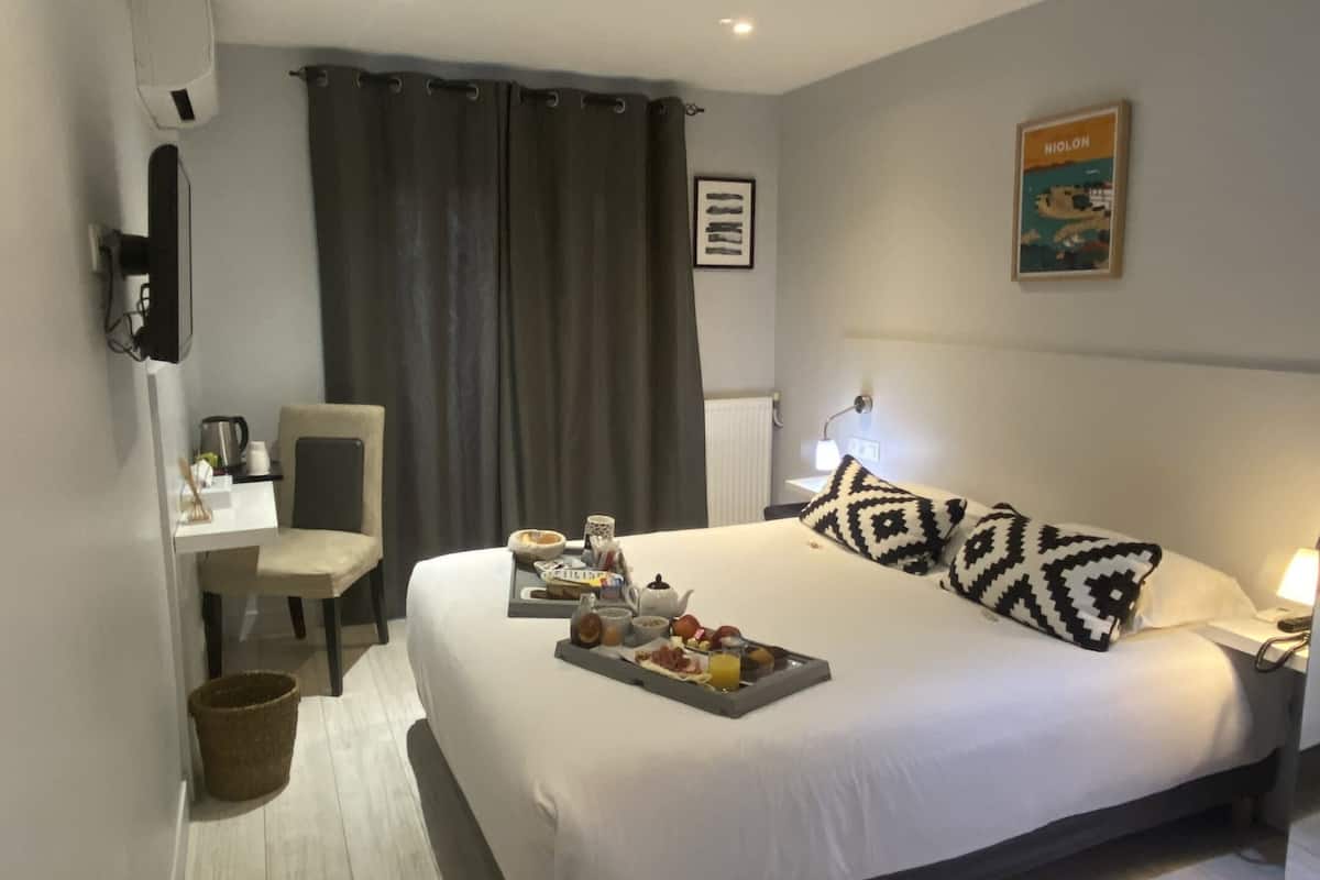 comfort double room, hill view | pillow-top beds, in-room safe, desk, soundproofing