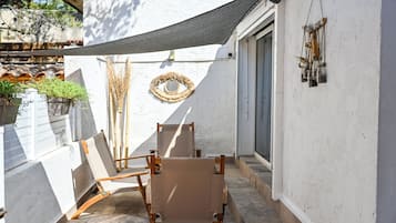 Comfort vierpersoonskamer, terras | Pillowtop-bedden, een kluis op de kamer, een bureau, geluiddichte muren