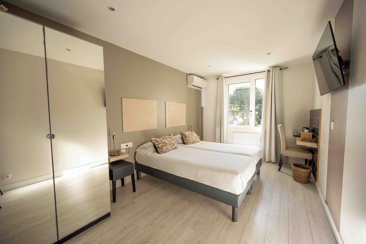 Comfort kamer, 1 twee- of 2 eenpersoonsbedden, uitzicht op zee | Pillowtop-bedden, een kluis op de kamer, een bureau, geluiddichte muren