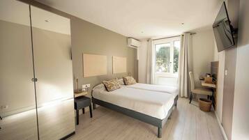 Comfort Double or Twin Room, Sea View | Pillow-top beds, in-room safe, desk, soundproofing