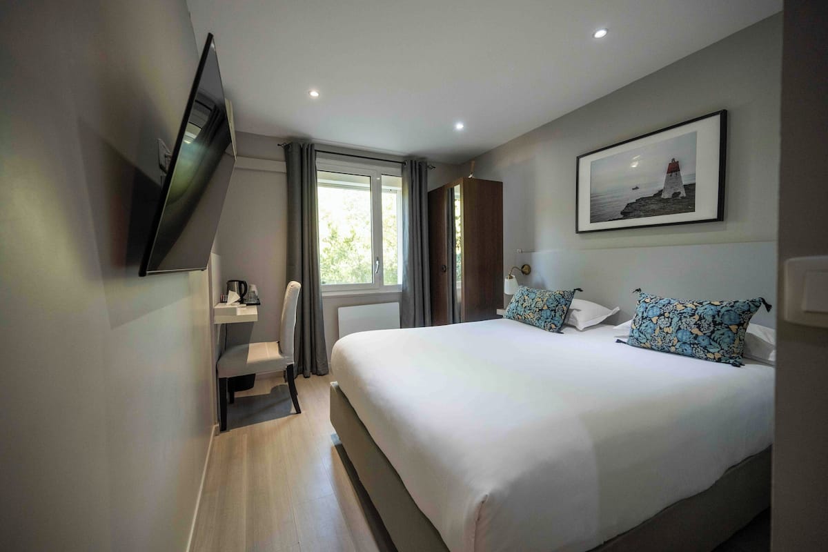 Comfort tweepersoonskamer, uitzicht op heuvels | Pillowtop-bedden, een kluis op de kamer, een bureau, geluiddichte muren