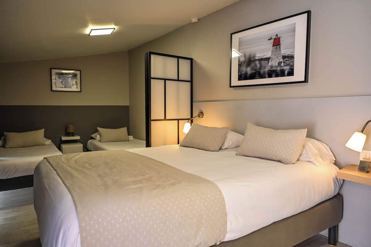 Comfort vierpersoonskamer, terras | Pillowtop-bedden, een kluis op de kamer, een bureau, geluiddichte muren