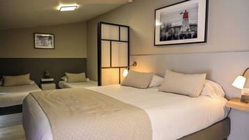 Comfort vierpersoonskamer, terras | Pillowtop-bedden, een kluis op de kamer, een bureau, geluiddichte muren