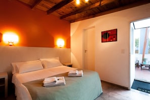 Habitación doble estándar, 1 cama Queen size | Caja de seguridad en la habitación y cortinas blackout