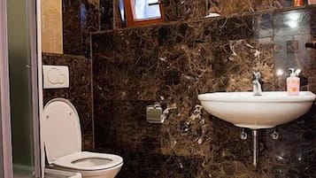 Premium Apartment | Bathroom | Hair dryer, towels