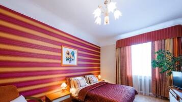 Luxe kamer, 2 slaapkamers | Privékeuken | Een koelkast, een microgolfoven, een oven, een kookplaat