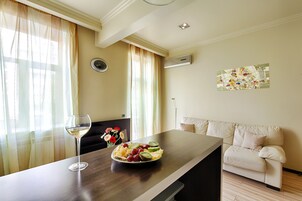 Buzdolabı, mikrodalga fırın, fırın, set üstü ocak 