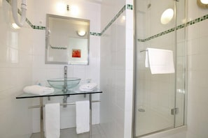 Amenidades de baño gratuitas, secadora de cabello, toallas