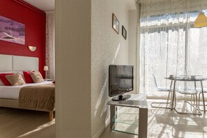 Family Quadruple Room | Individually decorated, individually furnished, desk, blackout curtains - The Originals City, Hôtel Villancourt (Le Pont-de-Claix)