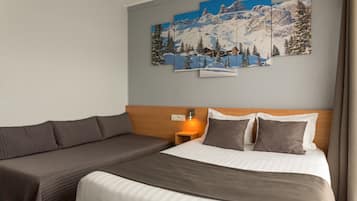 Habitación triple | Decoración personalizada, muebles diferentes y escritorio