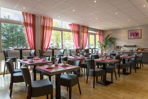 Desayuno buffet diario (EUR 10.5 por persona)