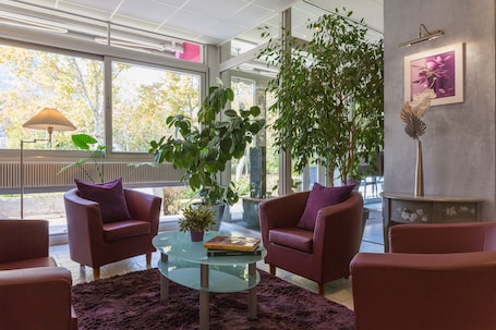 Lobby lounge