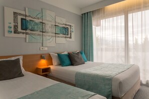 Decoración personalizada, muebles diferentes y escritorio 