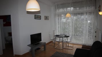 Habitación cuádruple familiar | Sala de estar | Televisión de pantalla plana