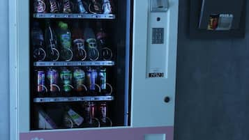 Máquina expendedora con diferentes snacks y bebidas.