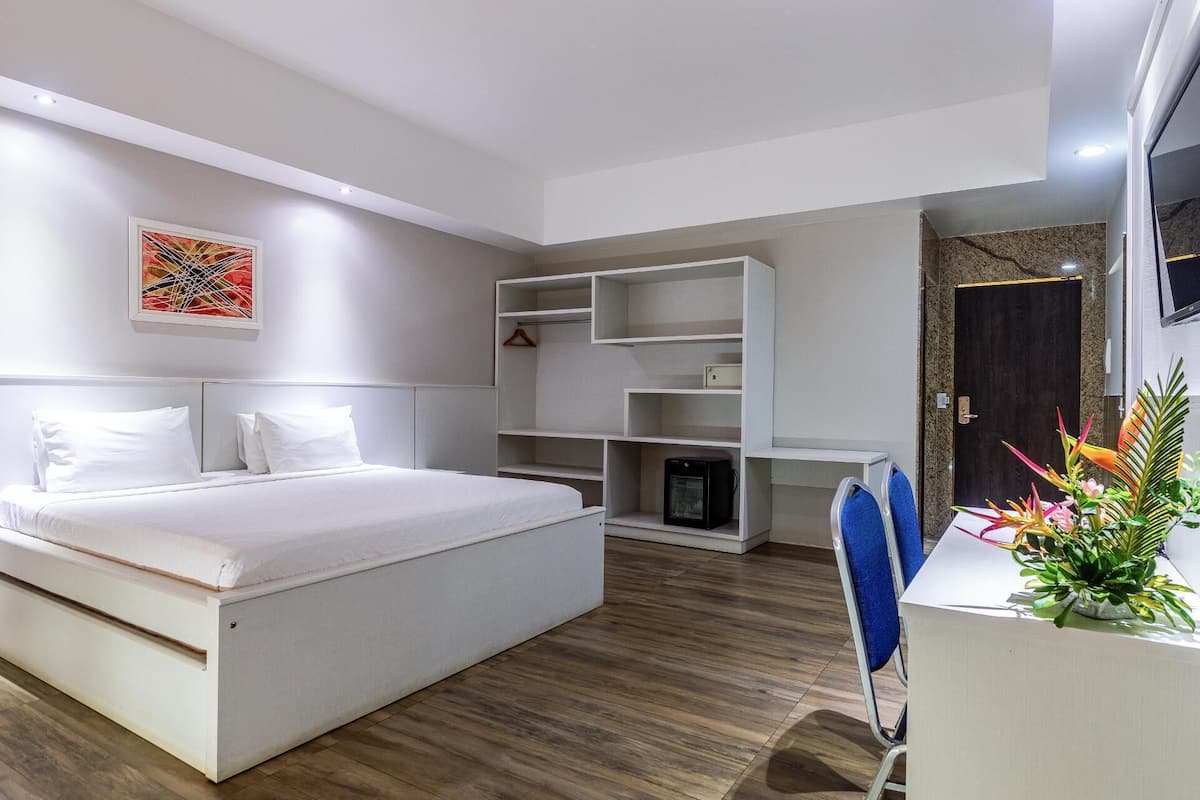 Biancheria da letto di alta qualità, materassi a doppio strato, minibar