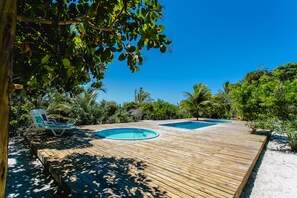 Piscina externa, guarda-sóis, espreguiçadeiras