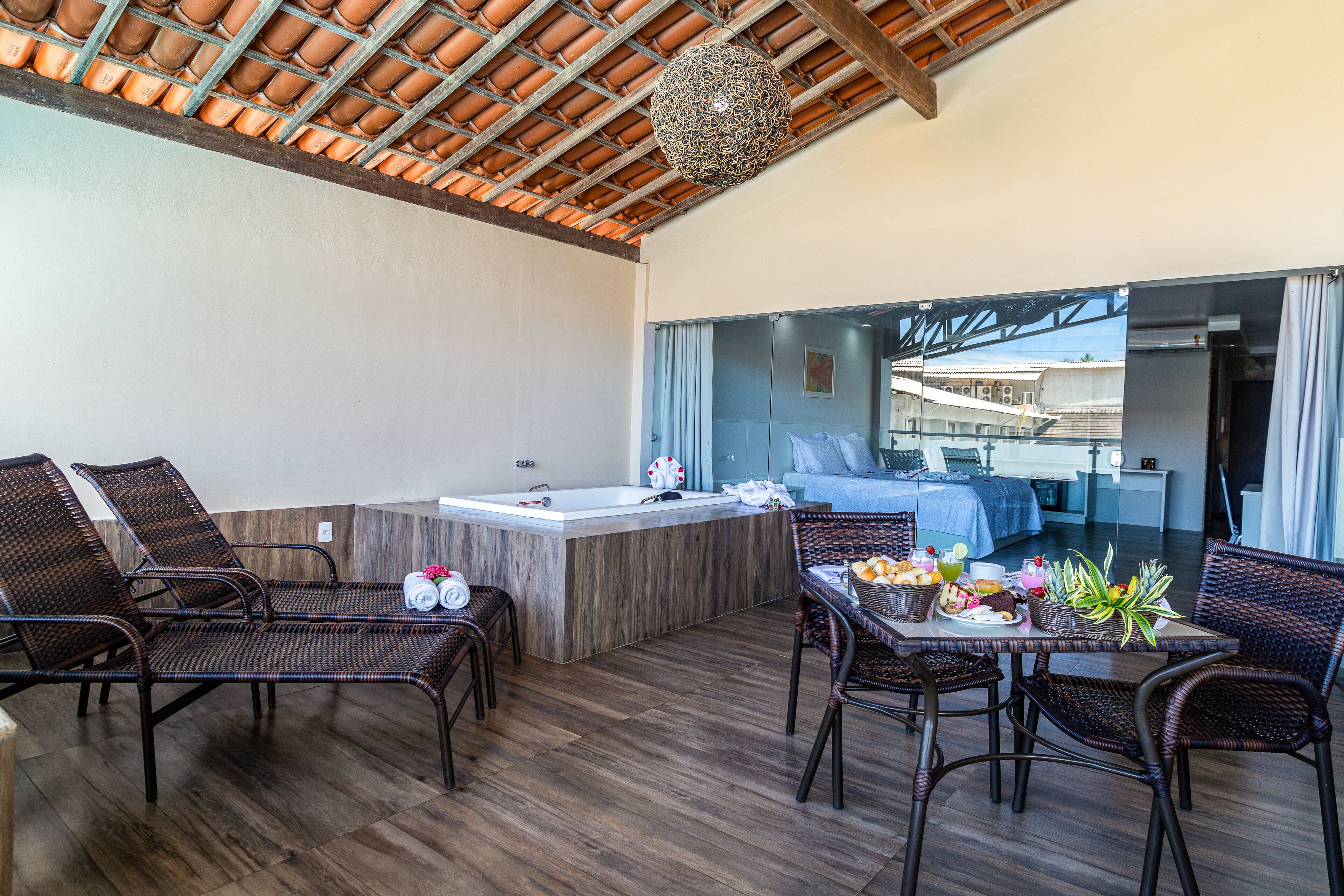 Suite – premium | Sengetøy av topp kvalitet, senger med overmadrass og minibar