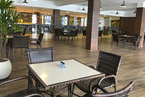 Déjeuner, dîner, souper et brunch servis sur place