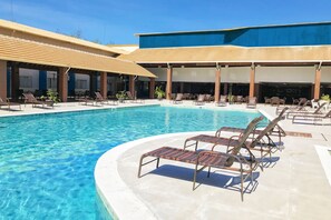 Outdoor pool, pool umbrellas, sun loungers - Nauticomar Resort All Inclusive & Beach Club (Porto Seguro)