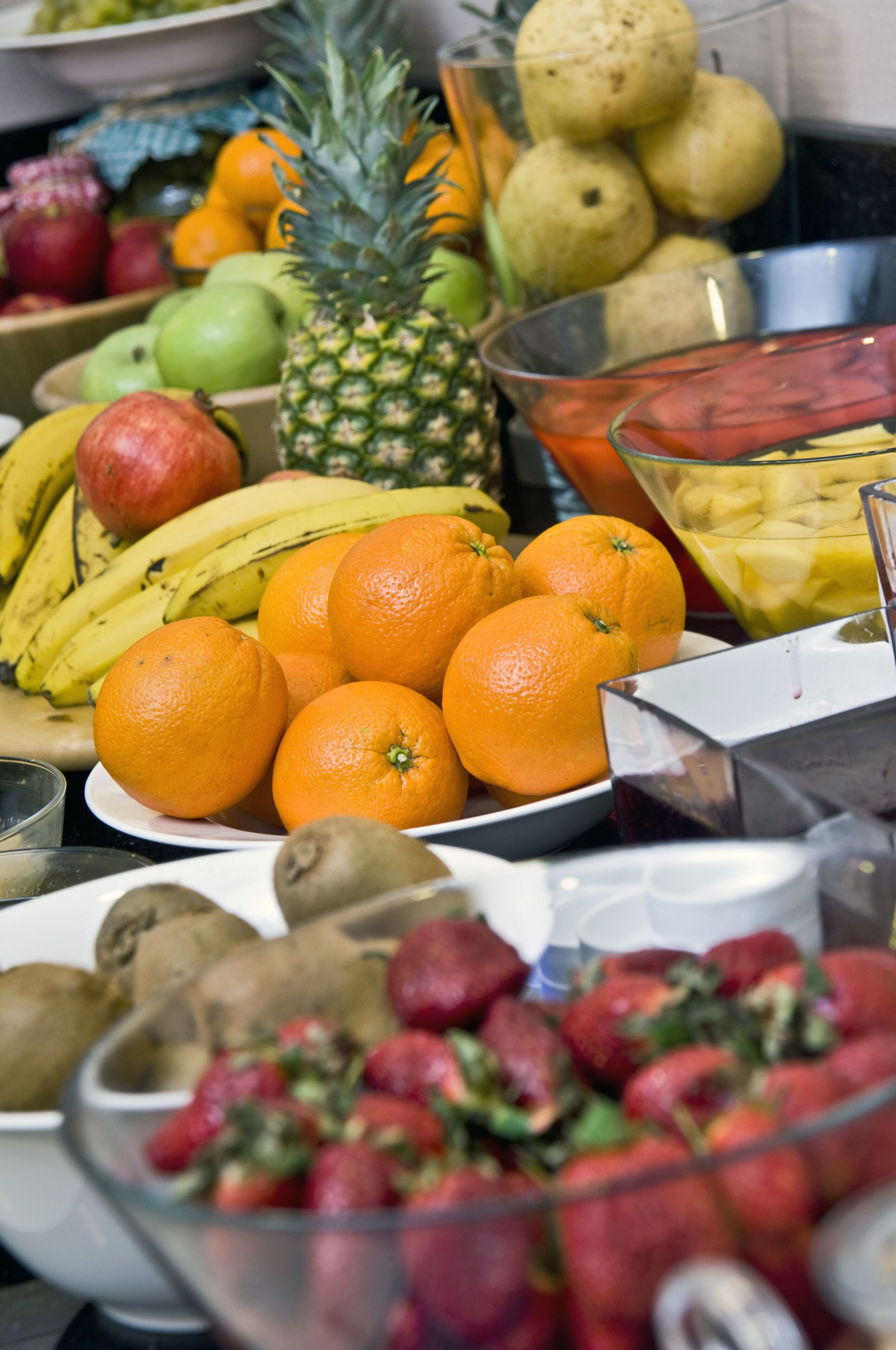 Una variedad de frutas y verduras sobre una mesa.