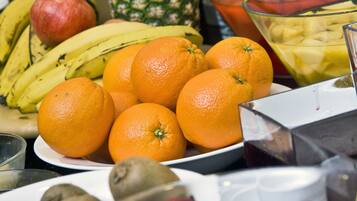 Una variedad de frutas y verduras sobre una mesa.