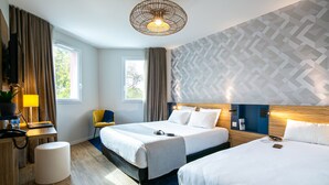 Una habitación de hotel moderna con dos camas, un escritorio con una computadora portátil, una silla y un ventanal grande.