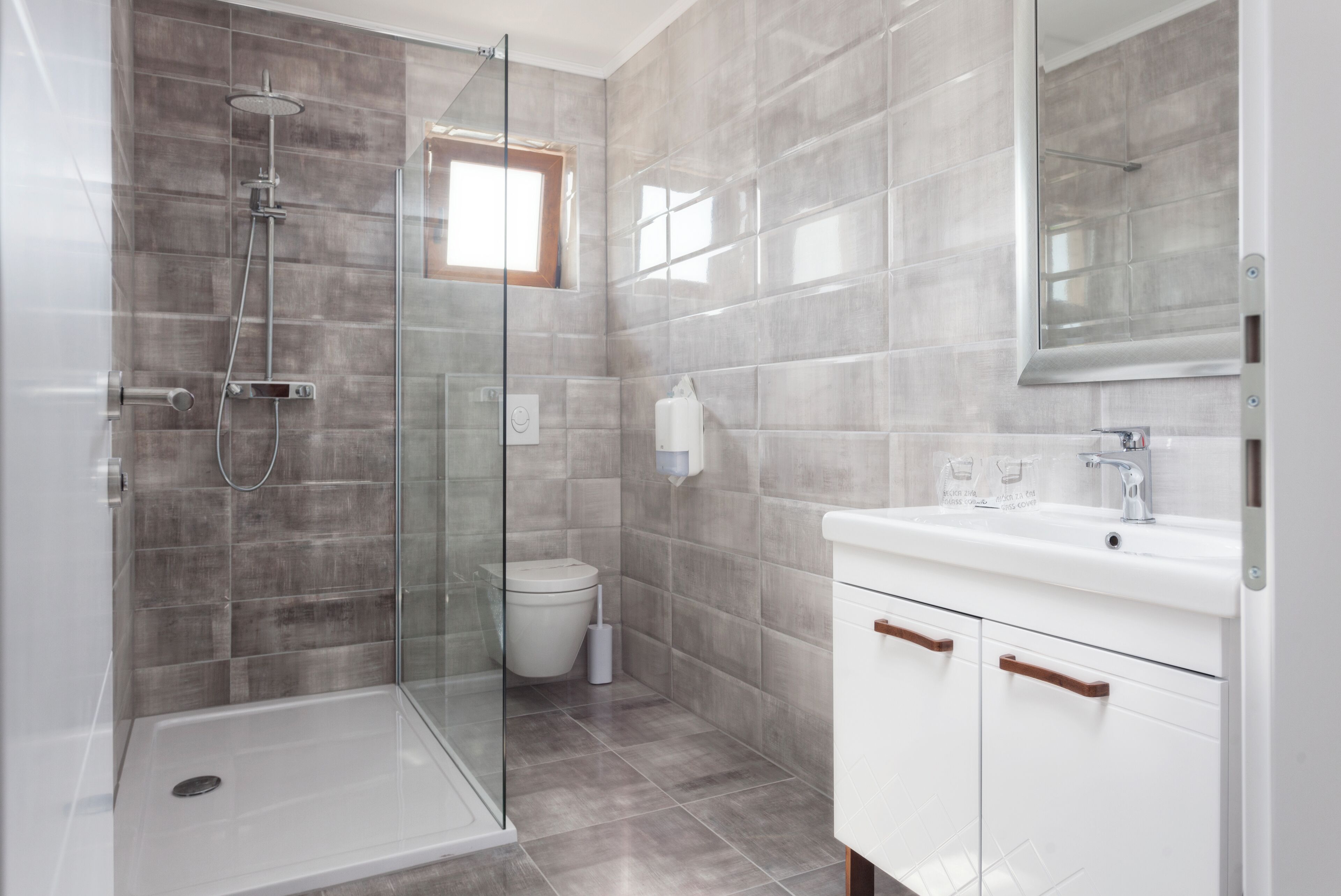 standard twin room (restoran marko) | bathroom | shower, free toiletries, hair dryer, towels