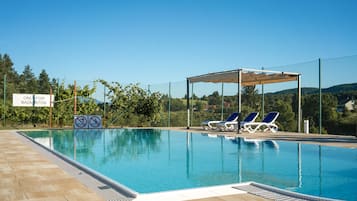 Piscina stagionale all'aperto, ombrelloni da piscina, lettini