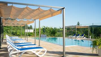 Sesongbasert utendørsbasseng, bassengparasoller og solsenger