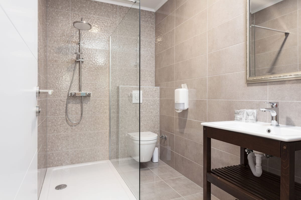 standard double room (restoran marko) | bathroom | shower, free toiletries, hair dryer, towels