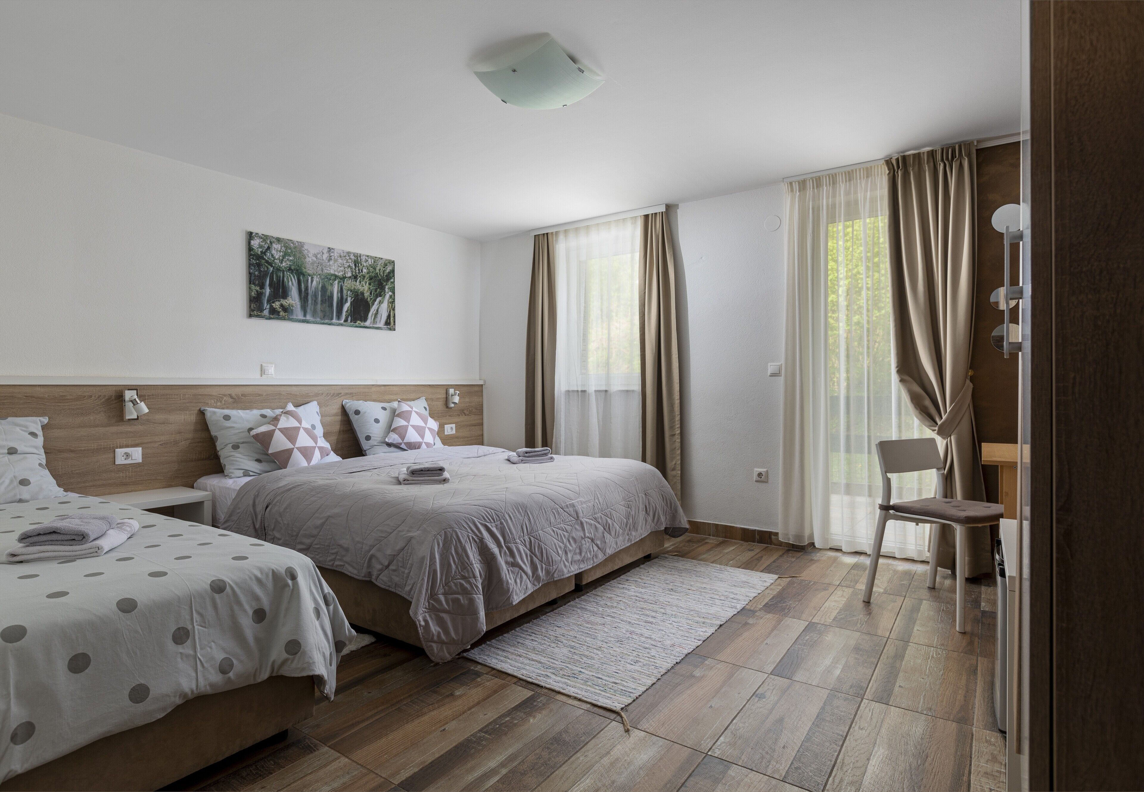 Superior-Dreibettzimmer (Villa Dora) | Pillowtop-Betten, Schreibtisch, laptopgeeigneter Arbeitsplatz