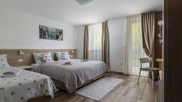 Superior-Dreibettzimmer (Villa Dora) | Pillowtop-Betten, Schreibtisch, laptopgeeigneter Arbeitsplatz