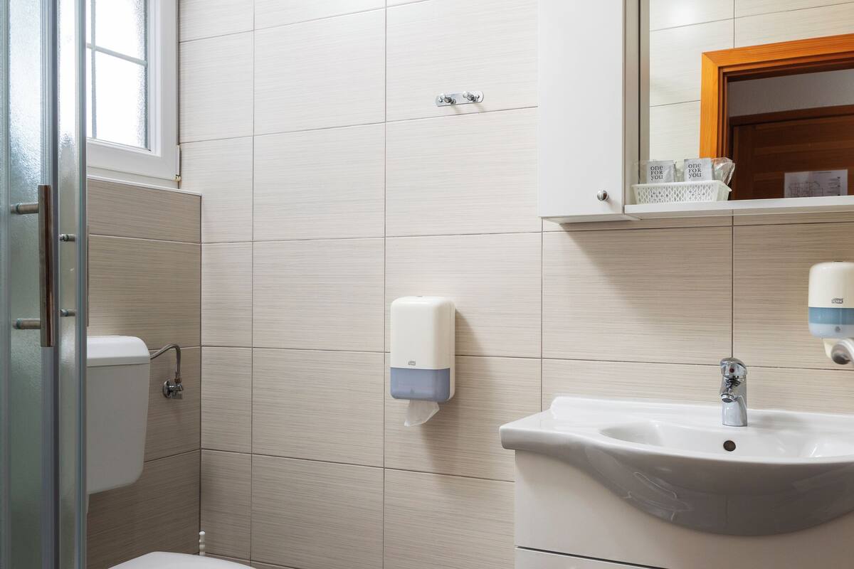 superior double room (villa dora) | bathroom | shower, free toiletries, hair dryer, towels