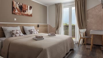 Dobbeltrom – superior (Villa Dora) | Senger med overmadrass, skrivebord og skrivebord for bærbar PC